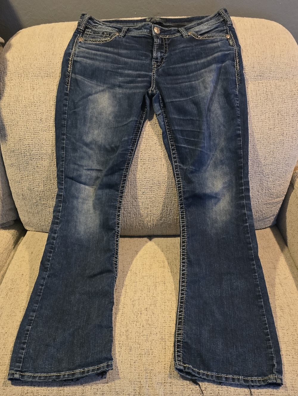 Silver Jeans Women's Dark Blue Flare Jeans- Super Stretch, Low Rise. Size 33/33